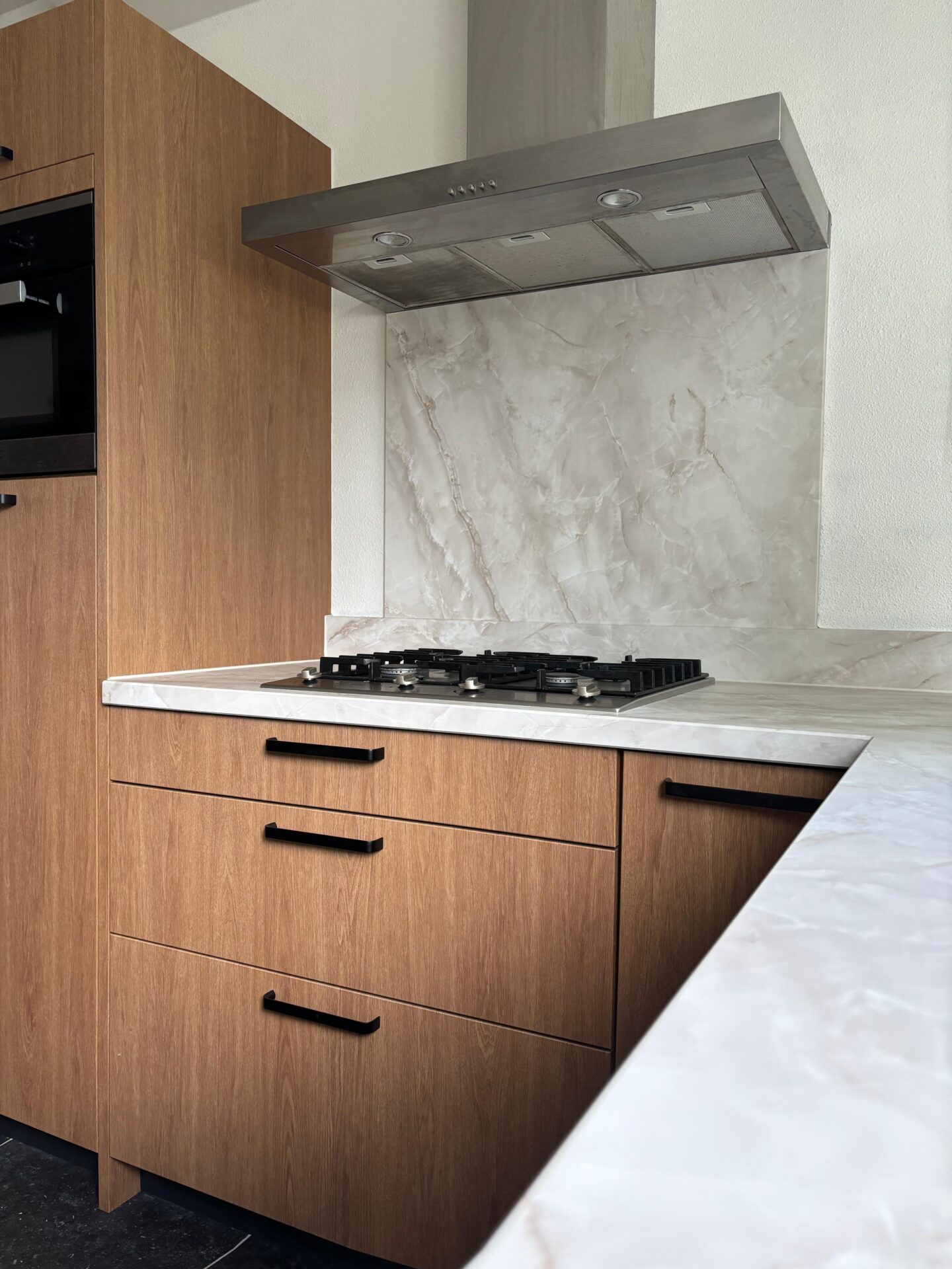 Gewrapte keukenkastjes in houtlook en gewrapt keukenblad