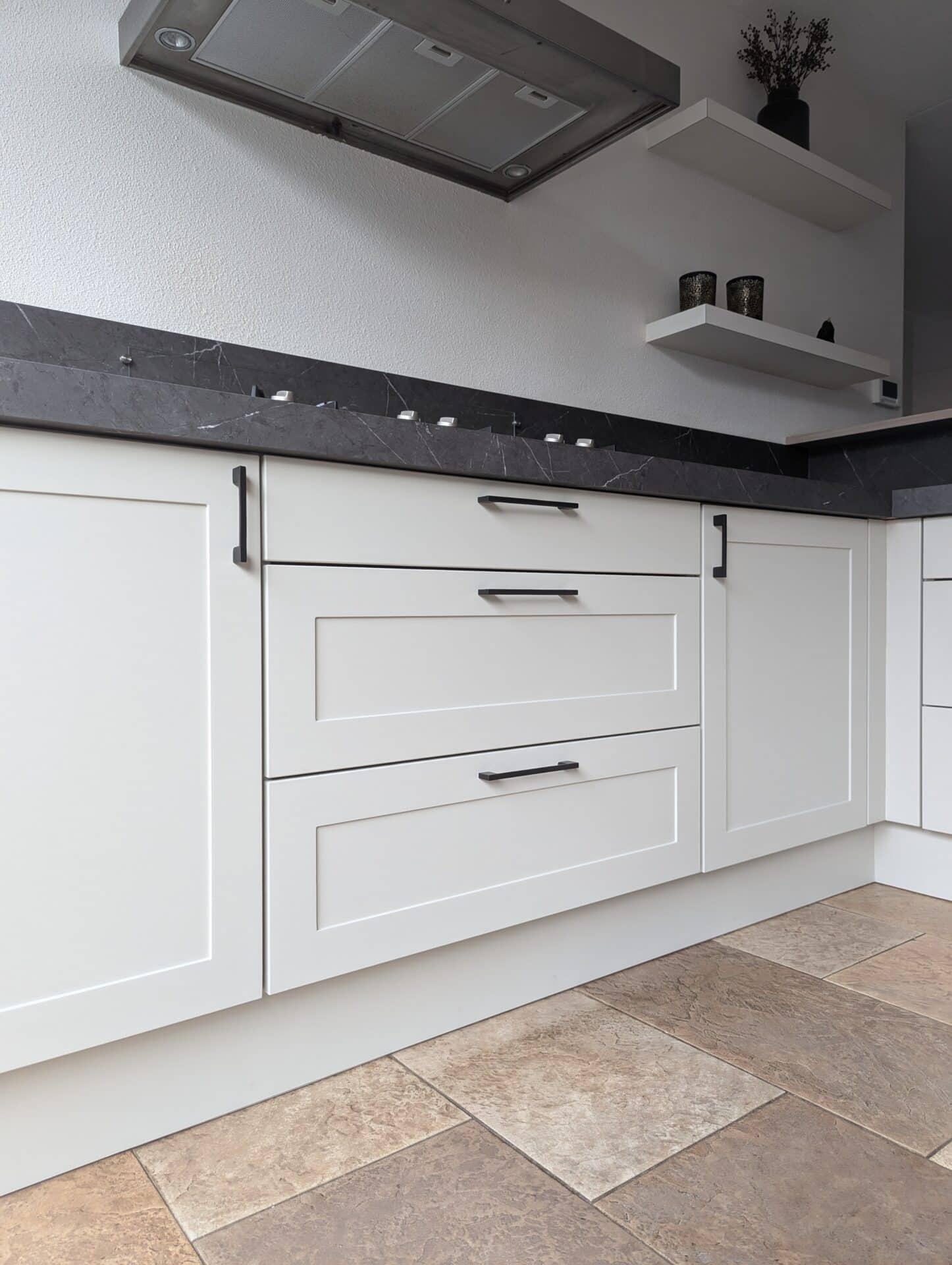 witte gewrapte keukenkastjes