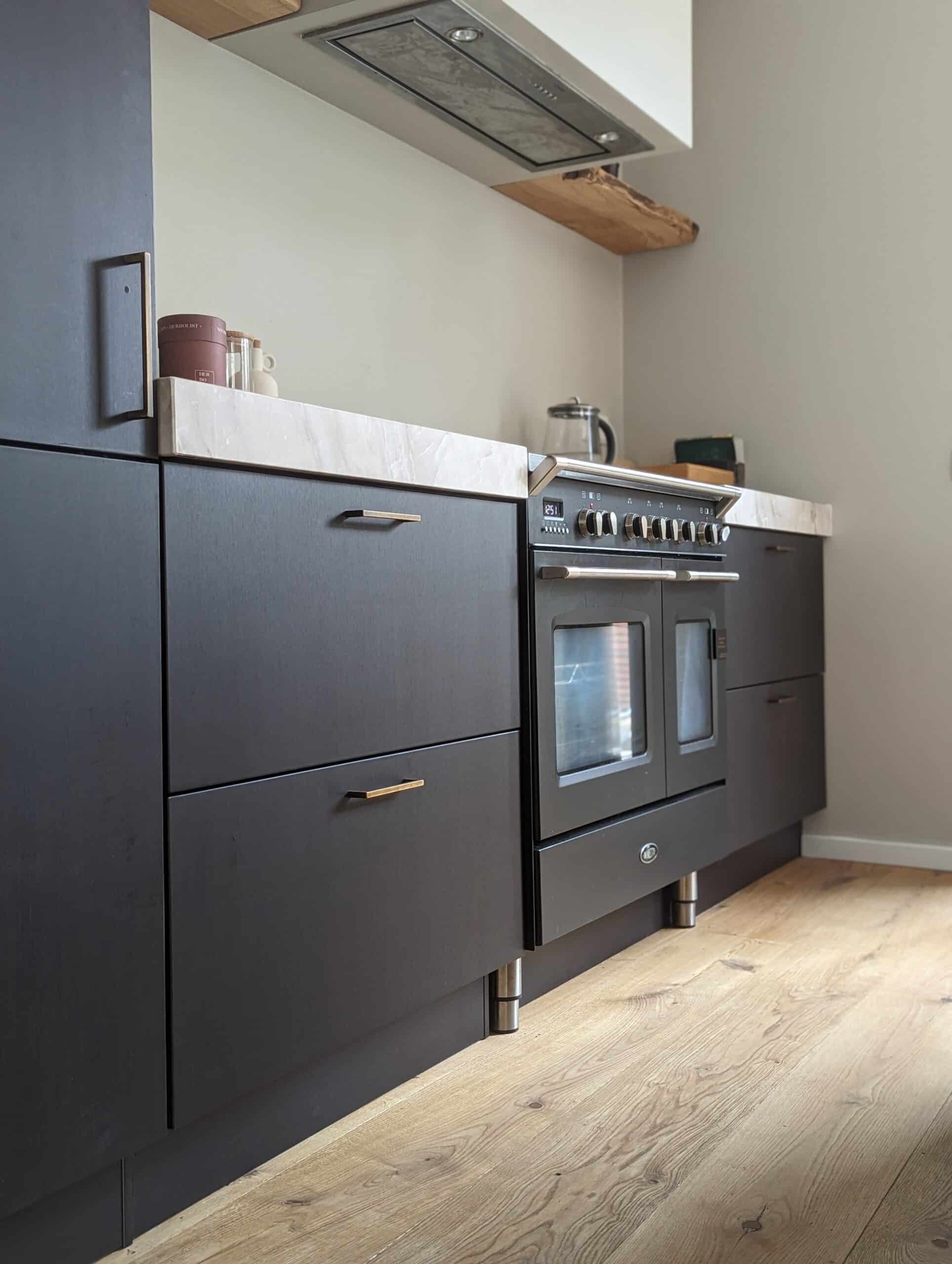 donker houten wrap keuken